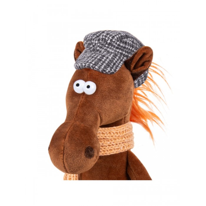 Конь Эрик в кепке и шарфе