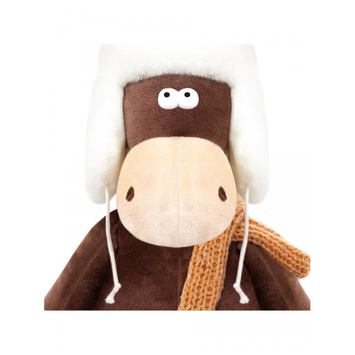 Конь Василий в ушанке и шарфе